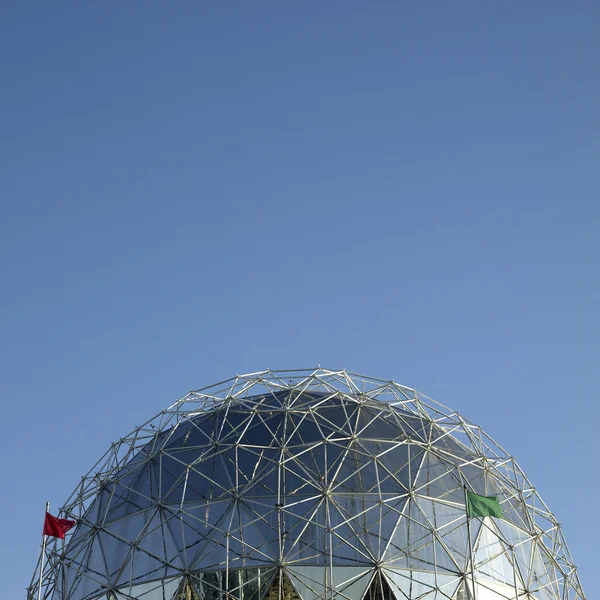 Grande cupola d'argento e cielo blu — Foto Stock