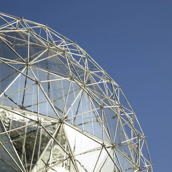 Stora silver dome och blå himmel — Stockfoto