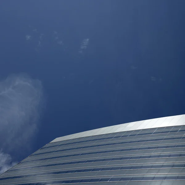 Zilver en glazen gebouw — Stockfoto