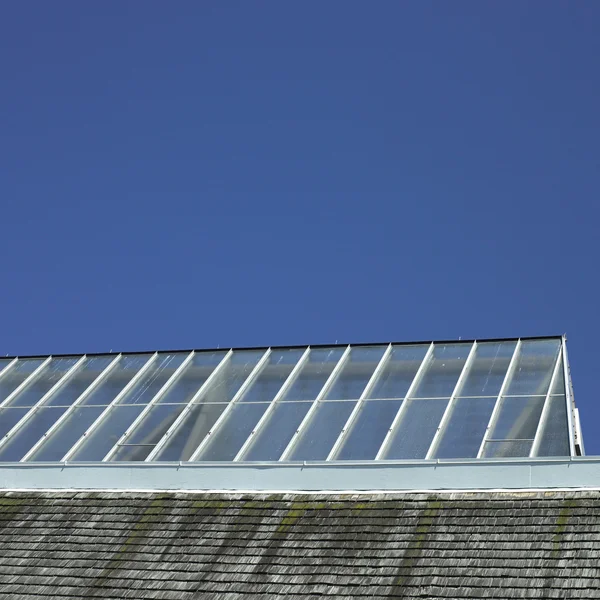 Gebouw met een glazen dak — Stockfoto