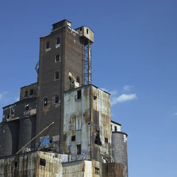 Gran fábrica abandonada — Foto de Stock