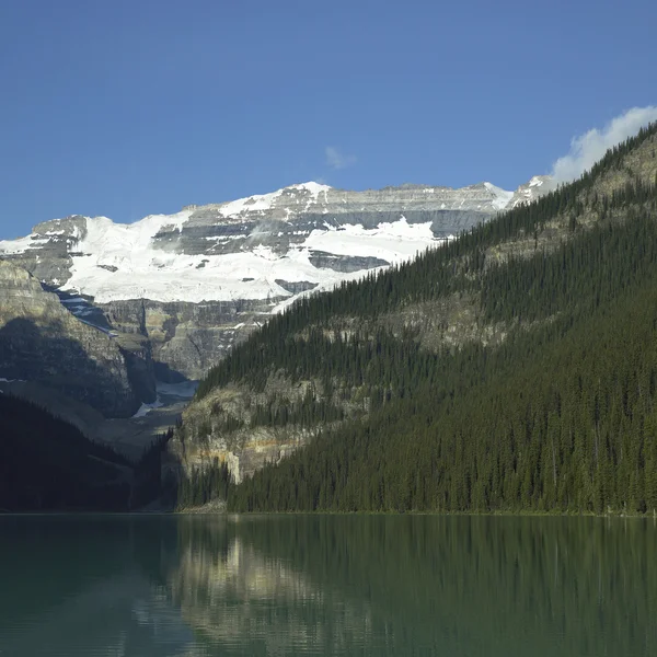 Montagna e lago — Foto Stock