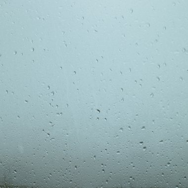 Pencerede yağmur damlaları