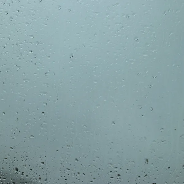 Капли дождя в окно — стоковое фото
