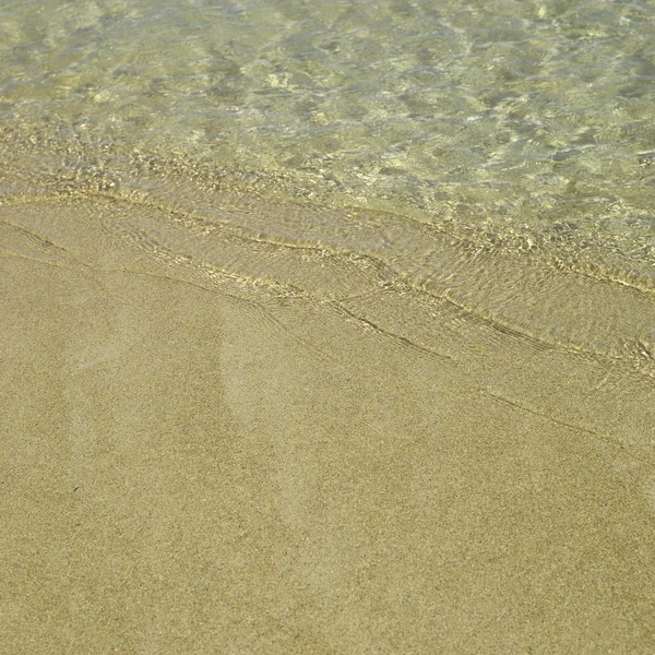 緑の海の水をオフに — ストック写真