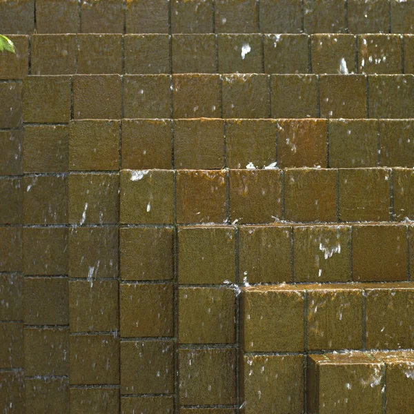 Agua cayendo en cascada sobre ladrillos — Foto de Stock