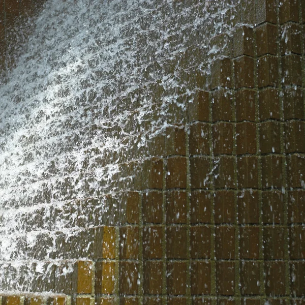 Vatten cascading ner på tegelstenar — Stockfoto