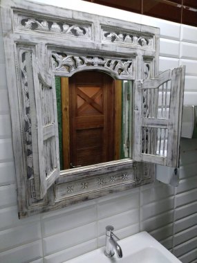 Soyunma odasında beyaz panjurlu klasik ayna.