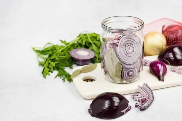 Arka planda cam kavanozda kırmızı soğan turşusu. Yumuşak seçici odaklanma. Boşluğu kopyala.
