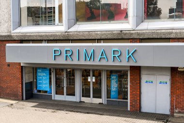 Poole, Dorset, Engaland - Haziran 2021: Primark 'ın şehir merkezine giriş. Kimse yok.. 