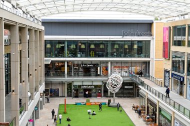 Oxford, İngiltere - Haziran 2021: Wsstgate Alışveriş Merkezi 'ndeki John Lewis Ortaklık mağazasının dış görünümü