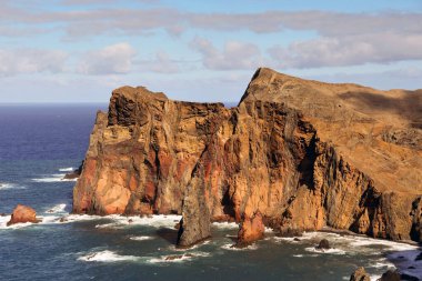 Madeira 'nın engebeli Atlantik Okyanusu' ndaki uçurumları. Kimse yok.