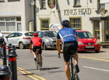 Llantwit Major, Glamorgan Vale, Galler - Temmuz 2018: Glamorgan Vadisi 'nde Llantwit Major' ın merkezinden geçen bisikletçiler.