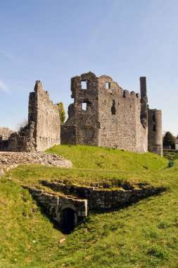 Coity, Bridgend, Wales - Nisan 2018: Güney Galler 'deki Bridgend' in dışındaki tarihi Coity Castle 'ın geniş açılı görüntüsü. 12. yüzyıla dayanan bir Norman kalesi.