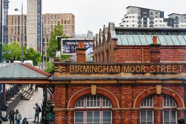 Birmingham, İngiltere - Temmuz 2021: Kentin merkezindeki Birmingham Moor Caddesi eski tren istasyonunun dış görünümü.