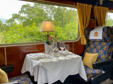 Poole, Dorset, İngiltere - Temmuz 2021: Devlet Demiryolları tarafından işletilen lüks bir trende akşam yemeği için resmi masa hazırlama.