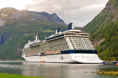 Flam, Norveç - Eylül 2014: Seyahat gemisi Celebrity Eclipse, Norveç 'in Flam kentindeki bir fiyordun sonunda demirledi