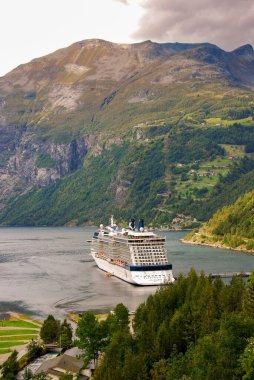 Flam, Norveç - Eylül 2014: Seyahat gemisi Celebrity Eclipse, Norveç 'in Flam kentindeki bir fiyordun sonunda demirledi