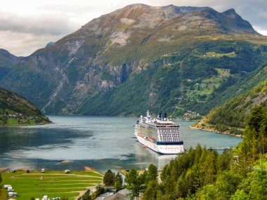 Flam, Norveç - Eylül 2014: Seyahat gemisi Celebrity Eclipse, Norveç 'in Flam kentindeki bir fiyordun sonunda demirledi