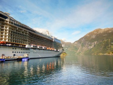 Flam, Norveç - Eylül 2014: Seyahat gemisi Celebrity Eclipse, Norveç 'in Flam kentindeki bir fiyordun sonunda demirledi