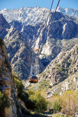 Palm Springs, Kaliforniya, ABD - Şubat 2017: San Jacinto Dağı 'nın zirvesine ziyaretçi götüren hava yolu üzerindeki kablo araba