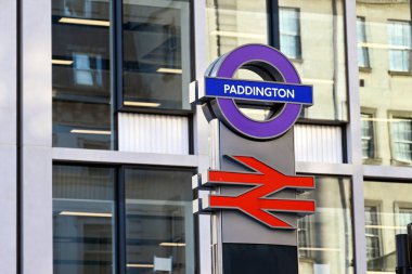 Londra, İngiltere - Ağustos 2021: Londra Paddington tren istasyonunun girişini imzalayın