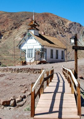 Calico, Yermo, Califinia - Şubat 2017: Calico Hayalet Şehir Parkı 'nda korunmuş bir kiliseye giden tahta köprü