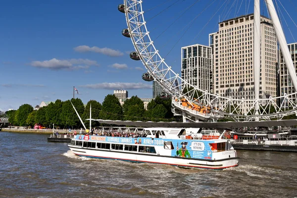 ロンドン イギリス 2021年8月 ロンドン中心部のテムズ川でロンドン アイを通過する観光船 — ストック写真