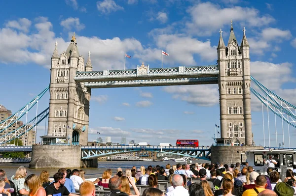 Londyn Anglia Sierpień 2021 Duża Grupa Ludzi Siedząca Górnym Pokładzie — Zdjęcie stockowe