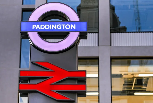ロンドン 2021年8月 ロンドン パディントン駅入口外にサイン — ストック写真