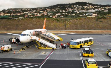 Madeira, Portekiz - Şubat 2016: Funchal havaalanındaki Easyjet uçaklarına binmek için kuyruğa giren yolcular
