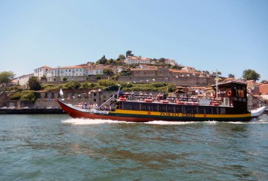 Porto, Portekiz - Haziran 2014: Oporto 'daki Douro nehrine turistleri götüren tekne gezisi
