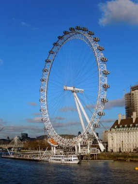 Londra, İngiltere - Şubat 2018: Londra 'nın Gözü' nün yanındaki Thames Nehri 'ne demirlemiş turistik gezi teknesi