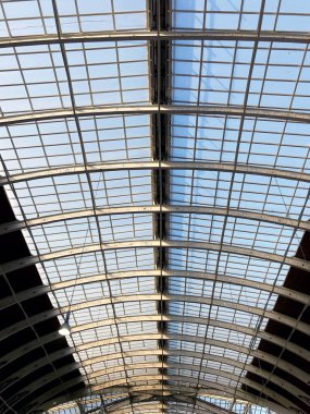 Londra, İngiltere - Şubat 2018: Londra Paddington tren istasyonunun çatısında cam paneller. İstasyon Isambard Krallık Brunel tarafından tasarlandı ve inşa edildi.