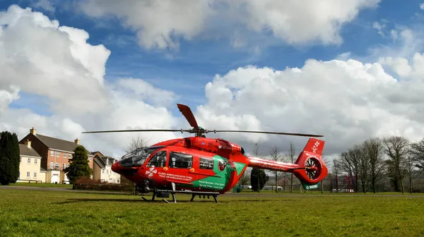 Pontypridd Wales 2018 Május Wales Légimentők Airbus Helikopterének Leszállása Egy — Stock Fotó