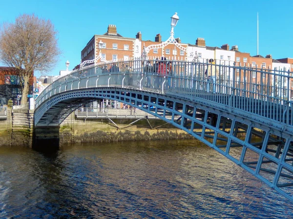 Дублин Ирландия Февраль 2018 Года Люди Пересекающие Мост Через Реку — стоковое фото