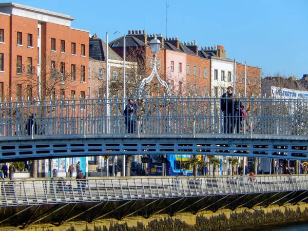 Дублин Ирландия Февраль 2018 Года Люди Пересекающие Мост Через Реку — стоковое фото