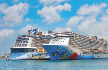 Nassau, Bahamalar - Nisan 2017: Bahamalar 'daki Nassau limanına demirlemiş seyir gemileri