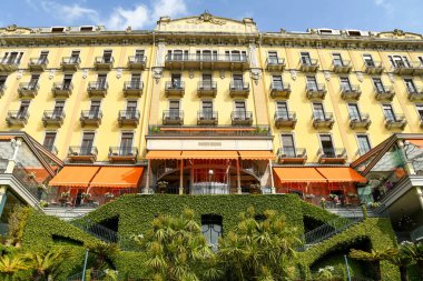 Tremezzo, Garda Gölü, İtalya - Ağustos 2019: Como Gölü kıyısındaki Grand Hotel Tremezzo 'nun dış görünüşü