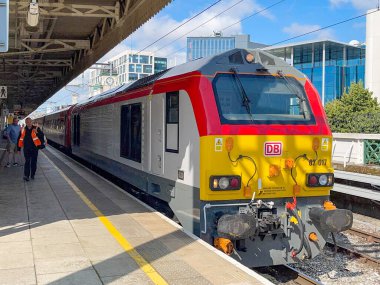 Cardiff, Wales - Ağustos 2021: Kuzey Galler ekspres treni Cardiff Central tren istasyonunda bekliyor. Şirket, Galler ve Sınır Bölgesi için demiryolu hizmetleri yürütüyor..