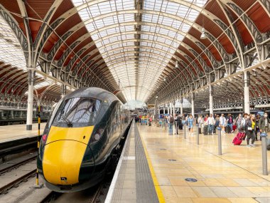 Londra, İngiltere - Ağustos 2021: Londra Paddington tren istasyonuna gelen yolcular. Büyük Batı Demiryolu 'nun yüksek hızlı treni platformun yanında.