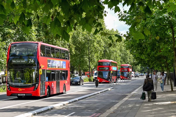 ロンドン イギリス 2021年8月 ロンドン中心部のPark Laneを運転するRed Londonの2階建てバス — ストック写真