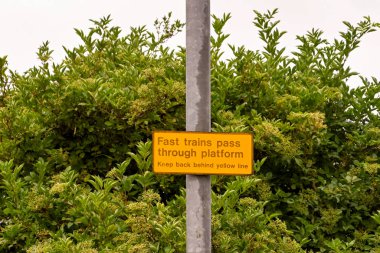 Tren istasyonu platformunda güvenlik uyarısı. Kimse yok..