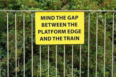 Tren istasyonu platformunda güvenlik uyarısı. Kimse yok..