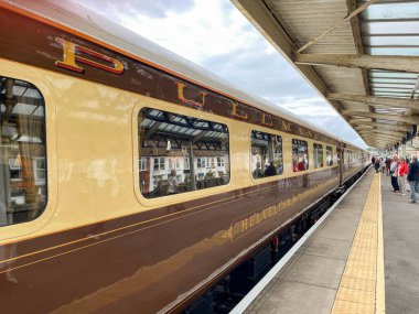 Weymouth, İngiltere - Temmuz 2021: İnsanlar lüks bir Pullman trenine binmeyi bekliyor. Kiralık tren Devlet Demiryolları tarafından işletiliyor.
