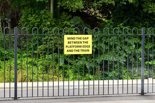 Tren istasyonu platformunda güvenlik uyarısı. Kimse yok..