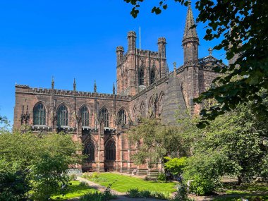 Chester, İngiltere - Temmuz 2021: Chester şehir merkezindeki Katedral 'in dış görünüşü