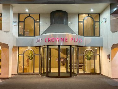 Chester, İngiltere - Temmuz 2021: Chester şehir merkezindeki Crowne Plaza Oteli 'nin girişindeki otomatik kapılar