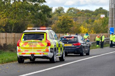 Strensham, İngiltere - Ekim 2021: M5 otoyolunun sert omzuna park etmiş trafik devriyesi, aksan uyarısı yapmak için yanıp sönen ışıklar.