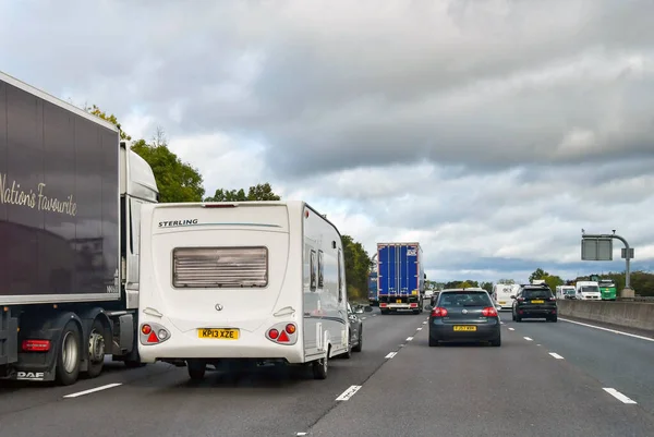 Midlands Inglaterra Octubre 2021 Coche Remolcando Una Caravana Adelantando Camión — Foto de Stock
